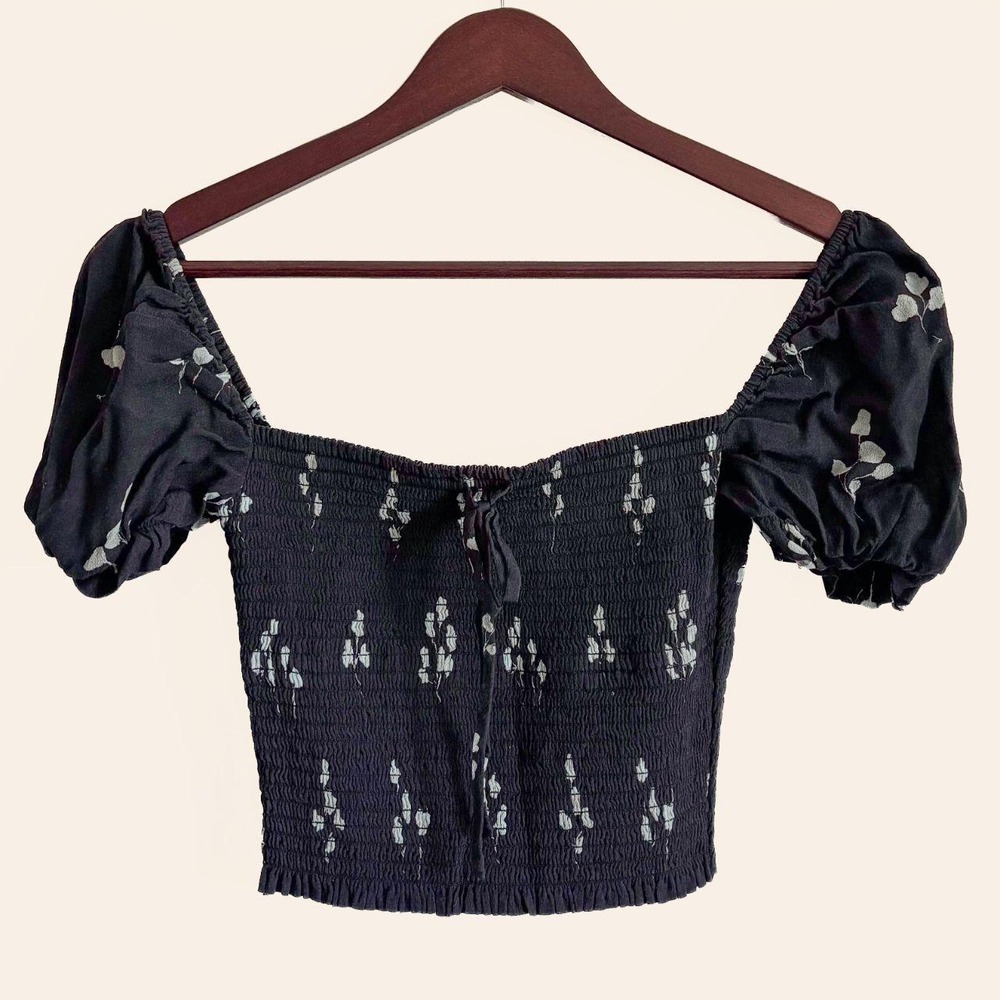Wilfred (Aritzia) Smocked Puff Sleeve Floral Crop Top